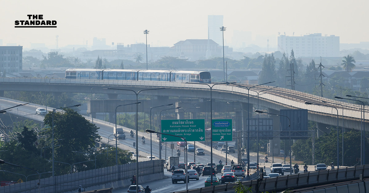 เช้าส่งท้ายปี ฝุ่น PM 2.5 กทม. พุ่งเกินมาตรฐาน ‘สาทร-คลองสามวา’ ทะลุ 50 มคก. เตือนประชาชนสวมหน้ากาก เฝ้าระวังสุขภาพระดับสีส้ม