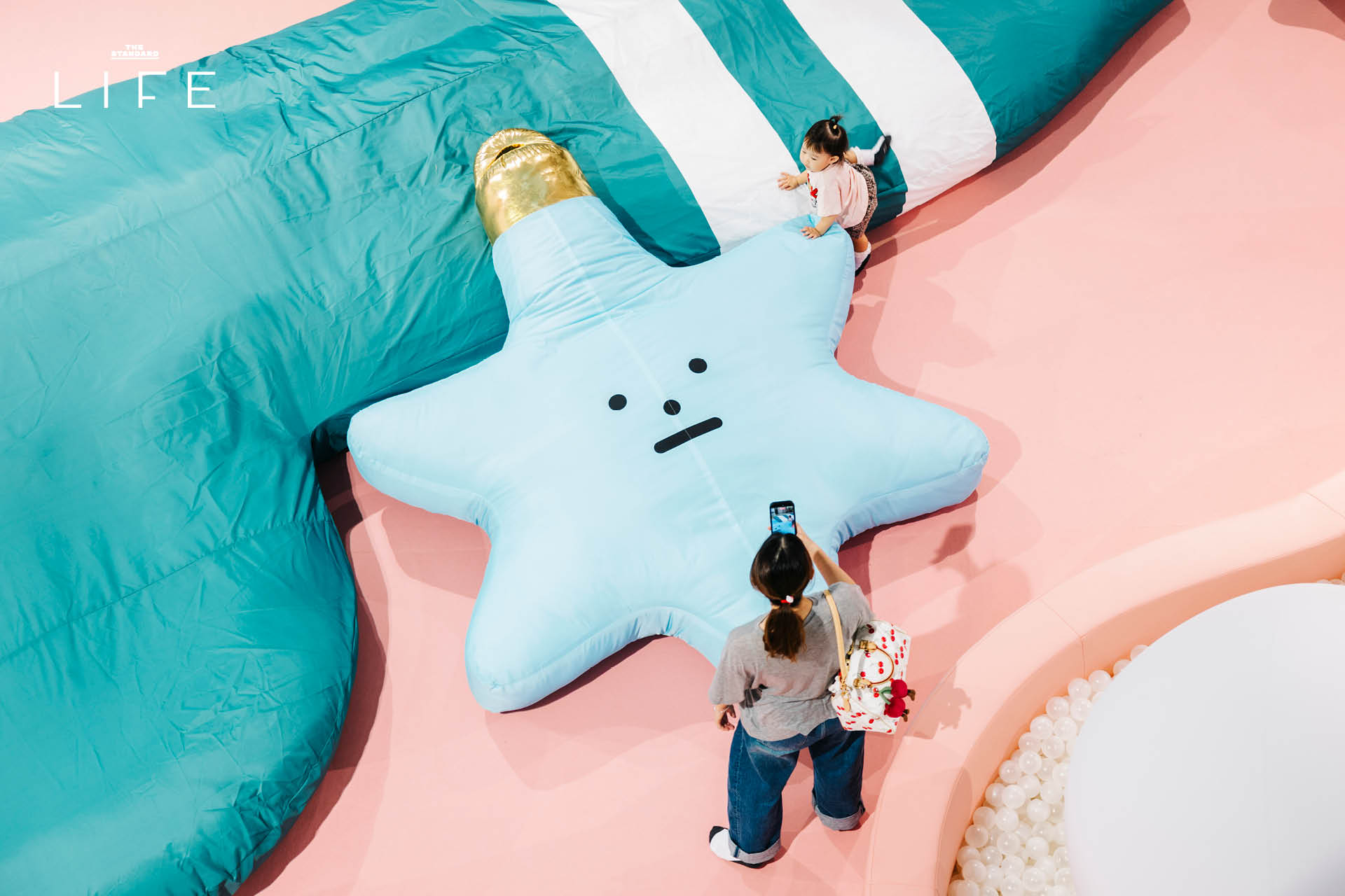 พามาคุยกับ Fla และ Boo ผู้สร้างคาแรคเตอร์หน้านิ่งที่กำลังมาสร้างร้อยยิ้มที่ Central Embassy 8