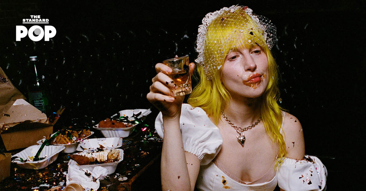 Based on the Khaosod/Thairath spacing rule you provided (add a space before proper nouns that follow a verb), no changes are needed for this headline, as ‘คนชอบเหยียด’ is not a proper noun. The headline remains: Hayley Williams ไม่ต้อนรับ ‘คนชอบเหยียด’ ในทัวร์คอนเสิร์ตของเธอ