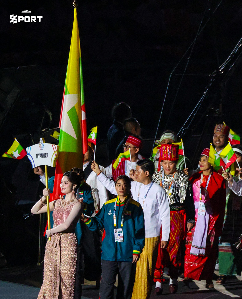 พระบาทสมเด็จพระเจ้าอยู่หัว และสมเด็จพระนางเจ้าฯ พระบรมราชินี เสด็จพระราชดำเนินทรงเป็นองค์ประธานในพิธีเปิดมหกรรมกีฬาซีเกมส์ 2025 11