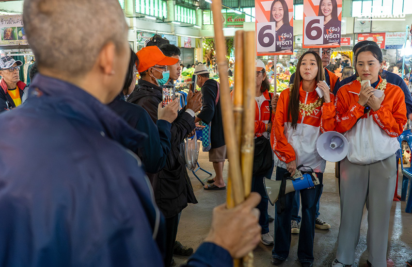 ไอซ์ รักชนก พร้อม จีน พุธิตา หาเสียงตลาดเชียงใหม่ ชูแก้ปัญหาประชาชนทุกด้าน 3