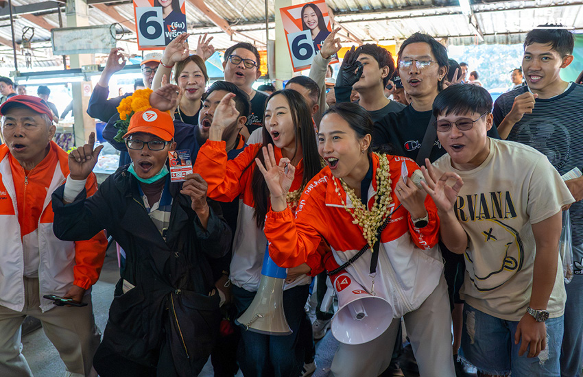 ไอซ์ รักชนก พร้อม จีน พุธิตา หาเสียงตลาดเชียงใหม่ ชูแก้ปัญหาประชาชนทุกด้าน 8