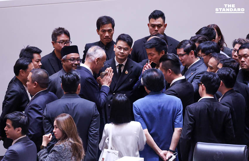 1 ชั่วโมงสุดท้ายก่อนยุบสภา สส.-สว. ต่างเสนอญัตติด่วนให้รัฐบาลเริ่มออกเสียงประชามติครั้งแรก 3