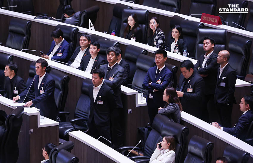 1 ชั่วโมงสุดท้ายก่อนยุบสภา สส.-สว. ต่างเสนอญัตติด่วนให้รัฐบาลเริ่มออกเสียงประชามติครั้งแรก 5