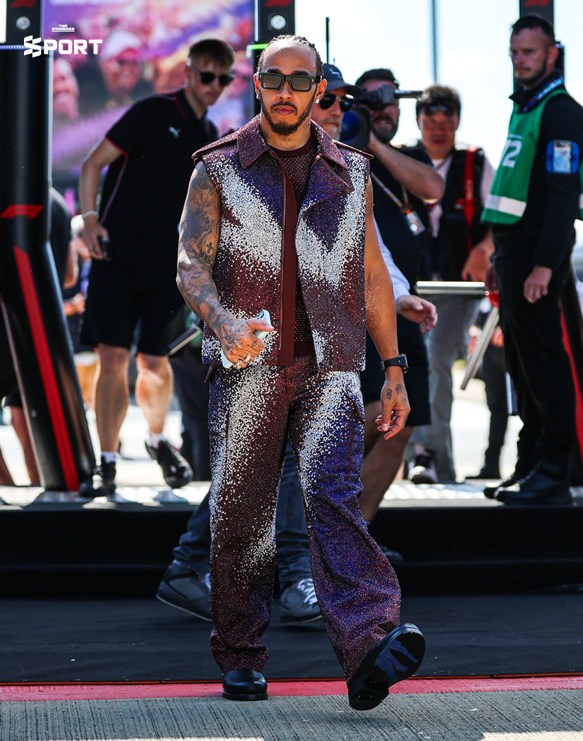 Lewis Hamilton กับแฟชั่นตอนเดินเข้า paddock ปี 2025 2