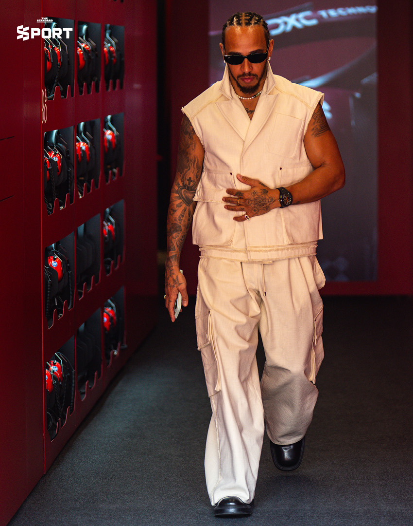 Lewis Hamilton กับแฟชั่นตอนเดินเข้า paddock ปี 2025 3