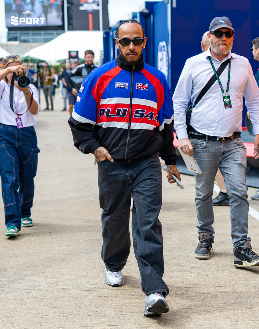 Lewis Hamilton กับแฟชั่นตอนเดินเข้า paddock ปี 2025 5