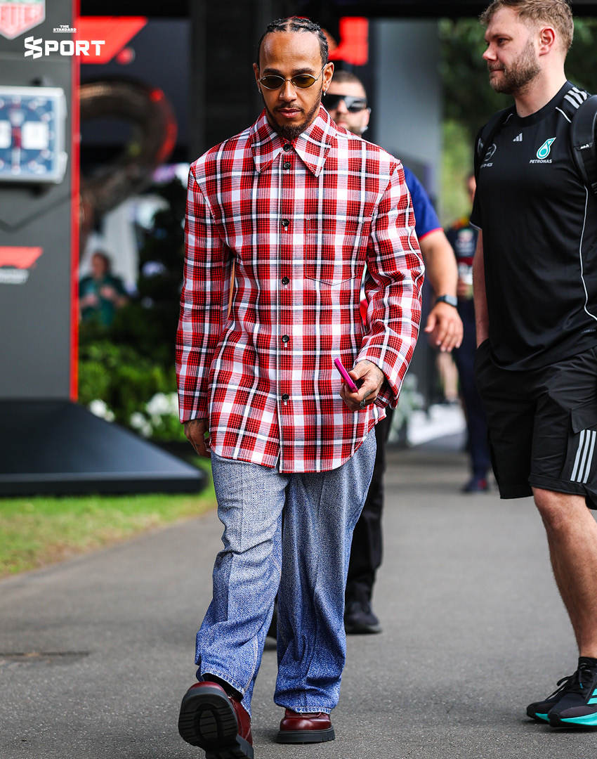 Lewis Hamilton กับแฟชั่นตอนเดินเข้า paddock ปี 2025 6