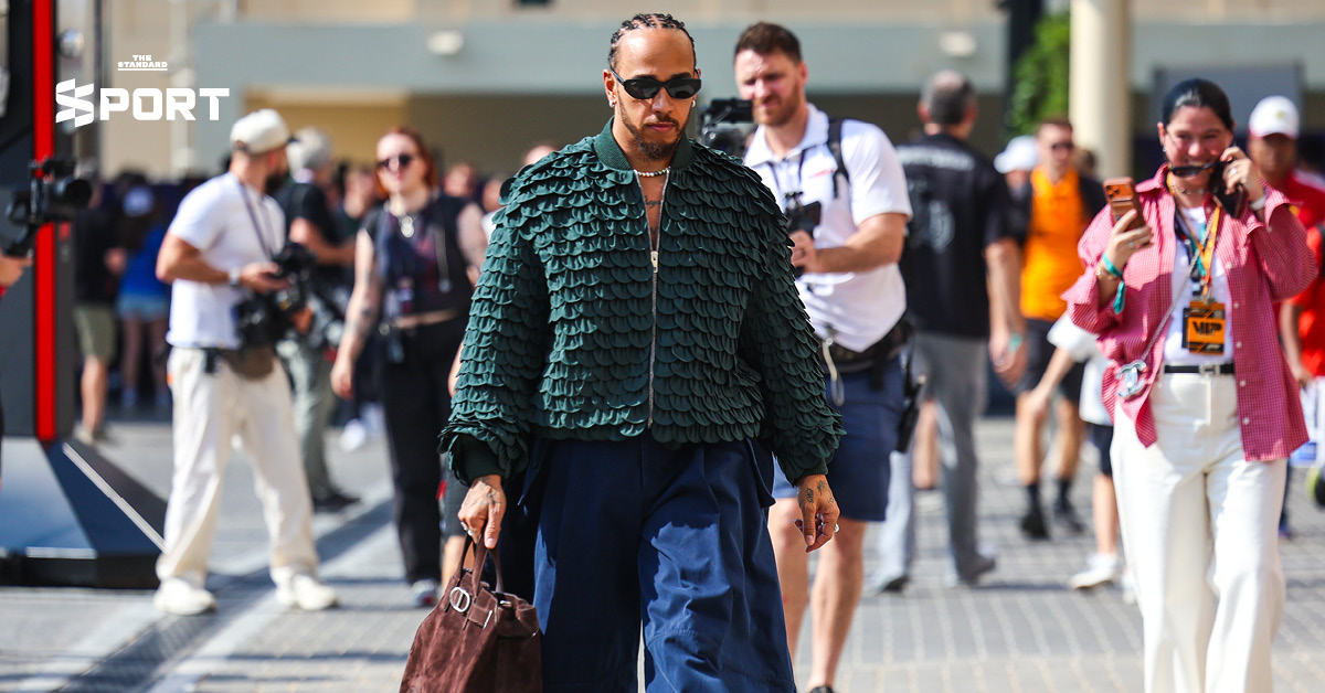 Lewis Hamilton กับแฟชั่นตอนเดินเข้า paddock ปี 2025