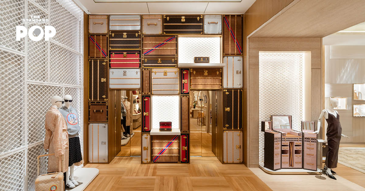 Based on the Khaosod/Thairath spacing rule (adding a space before proper nouns that follow a verb), no changes are needed for this headline, as there are no verbs immediately preceding proper nouns in the sentence structure. The headline already follows the standard formatting for names and descriptions. Original: LV SIAM PARAGON ดูเพล็กซ์สโตร์โฉมใหม่สำหรับฝั่งผู้หญิงโดยเฉพาะ **Reformatted:** LV SIAM PARAGON ดูเพล็กซ์สโตร์โฉมใหม่สำหรับฝั่งผู้หญิงโดยเฉพาะ