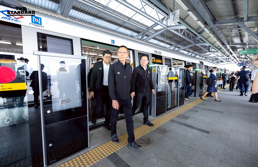 Based on the Khaosod/Thairath spacing rule (adding a space before proper nouns that follow a verb), this headline already conforms. There are no instances of a proper noun directly following a verb that would require an additional space. Heres the analysis: * รถไฟฟ้า MRT สายสีชมพู - This is a proper noun phrase, but its the subject at the beginning, not following a verb. * กลับมาเปิด (verb) - What follows is เต็มระบบ (fully operational), which is not a proper noun, and 4 ธ.ค.นี้ (this Dec 4th), which is a date, not a proper noun in the context that triggers this specific spacing rule (e.g., a persons name, a place, an organization). * ซ่อม (verb) - What follows is รางจ่ายไฟ (power rail), which is a common noun, not a proper noun. Therefore, the headline remains unchanged: **รถไฟฟ้า MRT สายสีชมพู กลับมาเปิดเต็มระบบ 4 ธ.ค.นี้ หลังซ่อมรางจ่ายไฟสำเร็จ** 3