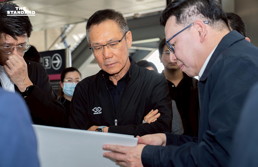 Based on the Khaosod/Thairath spacing rule (adding a space before proper nouns that follow a verb), this headline already conforms. There are no instances of a proper noun directly following a verb that would require an additional space. Heres the analysis: * รถไฟฟ้า MRT สายสีชมพู - This is a proper noun phrase, but its the subject at the beginning, not following a verb. * กลับมาเปิด (verb) - What follows is เต็มระบบ (fully operational), which is not a proper noun, and 4 ธ.ค.นี้ (this Dec 4th), which is a date, not a proper noun in the context that triggers this specific spacing rule (e.g., a persons name, a place, an organization). * ซ่อม (verb) - What follows is รางจ่ายไฟ (power rail), which is a common noun, not a proper noun. Therefore, the headline remains unchanged: **รถไฟฟ้า MRT สายสีชมพู กลับมาเปิดเต็มระบบ 4 ธ.ค.นี้ หลังซ่อมรางจ่ายไฟสำเร็จ** 4