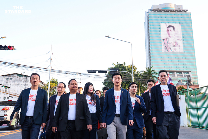 ‘ณัฐพงษ์’ นำทัพพรรคประชาชน สมัคร สส. กทม. 33 เขต ชูยุทธศาสตร์ขจัดทุนเทา-บริหารมืออาชีพ มั่นใจแลนด์สไลด์เมืองหลวง 9