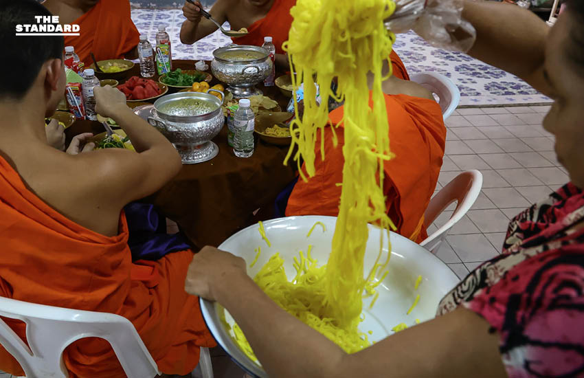 The headline already adheres to the Khaosod/Thairath spacing rule as there are no proper nouns immediately following a verb in this sentence. Therefore, no changes are needed. **Original Headline:** ชีวิตของเด็กใต้ร่มศาสนา เมื่อเณรต้องกลายเป็นผู้ลี้ภัย **Reformated (No Change Needed):** ชีวิตของเด็กใต้ร่มศาสนา เมื่อเณรต้องกลายเป็นผู้ลี้ภัย 6