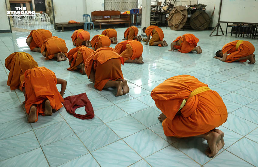 The headline already adheres to the Khaosod/Thairath spacing rule as there are no proper nouns immediately following a verb in this sentence. Therefore, no changes are needed. **Original Headline:** ชีวิตของเด็กใต้ร่มศาสนา เมื่อเณรต้องกลายเป็นผู้ลี้ภัย **Reformated (No Change Needed):** ชีวิตของเด็กใต้ร่มศาสนา เมื่อเณรต้องกลายเป็นผู้ลี้ภัย 8