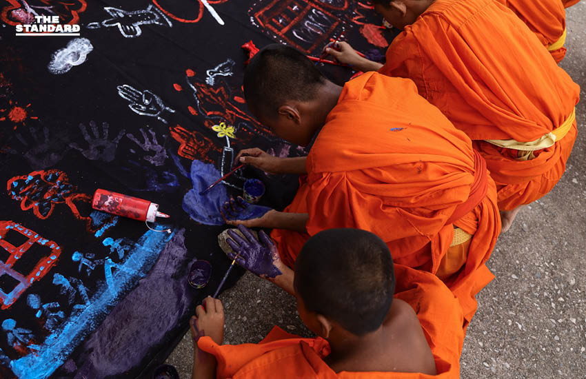 The headline already adheres to the Khaosod/Thairath spacing rule as there are no proper nouns immediately following a verb in this sentence. Therefore, no changes are needed. **Original Headline:** ชีวิตของเด็กใต้ร่มศาสนา เมื่อเณรต้องกลายเป็นผู้ลี้ภัย **Reformated (No Change Needed):** ชีวิตของเด็กใต้ร่มศาสนา เมื่อเณรต้องกลายเป็นผู้ลี้ภัย 9