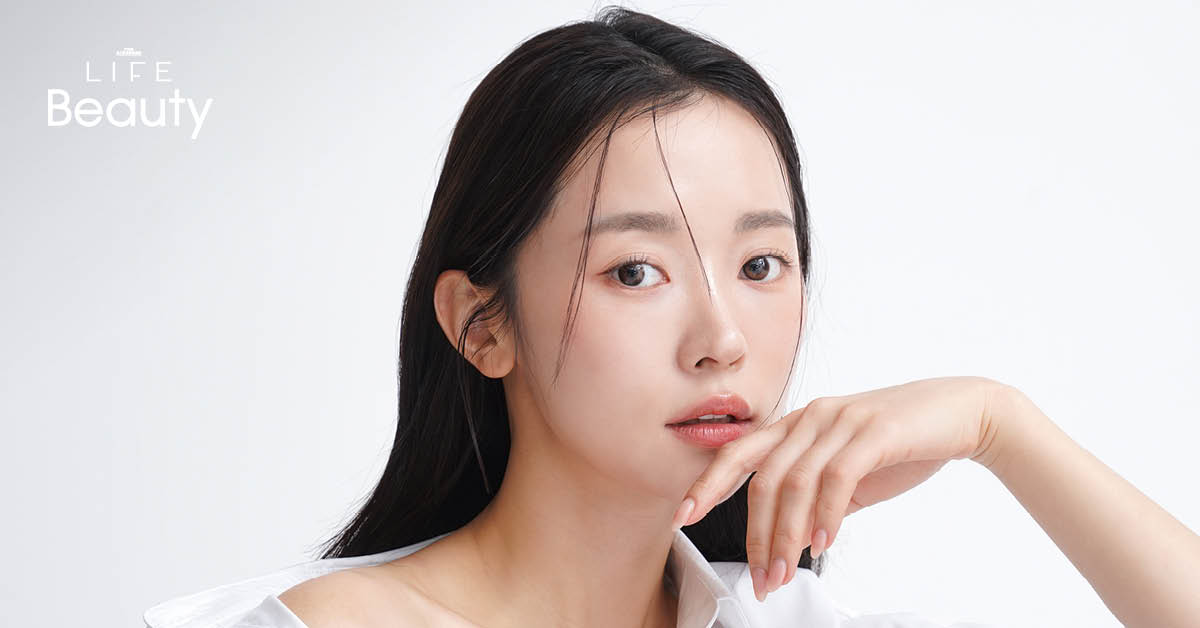 The original headline already adheres to the specified spacing rule (add a space before proper nouns that follow a verb). Heres why: 1. **PDRN คืออะไร?** * PDRN is a proper noun, but it *precedes* the verb คือ (is). The rule requires the proper noun to *follow* a verb. * อะไร (what) is not a proper noun. 2. **ทำไมคนรักผิวควรรู้จัก** * ทำไม (why) is not a verb. * คนรักผิว (people who love skin) is a common noun phrase, not a proper noun (like a specific name or brand). * ควร (should) is a verb, but it is not followed by a proper noun. * รู้จัก (know) is a verb. While PDRN is the implied object, it is not explicitly present in the text following รู้จัก. The rule states add a space *before proper nouns that follow* a verb, and since the proper noun PDRN is not *after* รู้จัก in the written text, no space is added here. Therefore, the reformatting based on the *strict application of the provided rule* results in no changes to the headline. **Original Headline (already adheres to the rule):** PDRN คืออะไร? ทำไมคนรักผิวควรรู้จัก