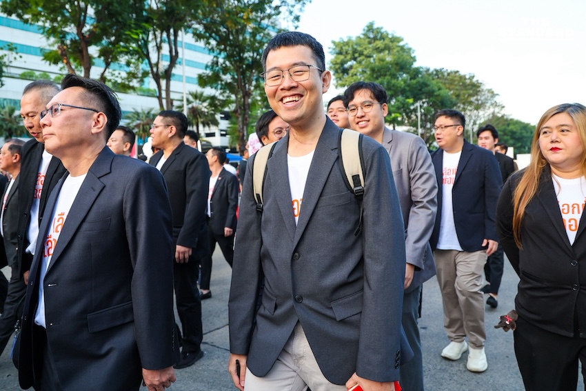 พรรคประชาชน เข้าสมัคร สส.บัญชีรายชื่อ ‘ณัฐพงษ์’ มั่นใจกวาดที่นั่ง ย้ำจุดยืนมาตรฐานสูง ไม่จับมือพรรคสีเทา-ไม่โหวตแคนดิเดต ภท. 10