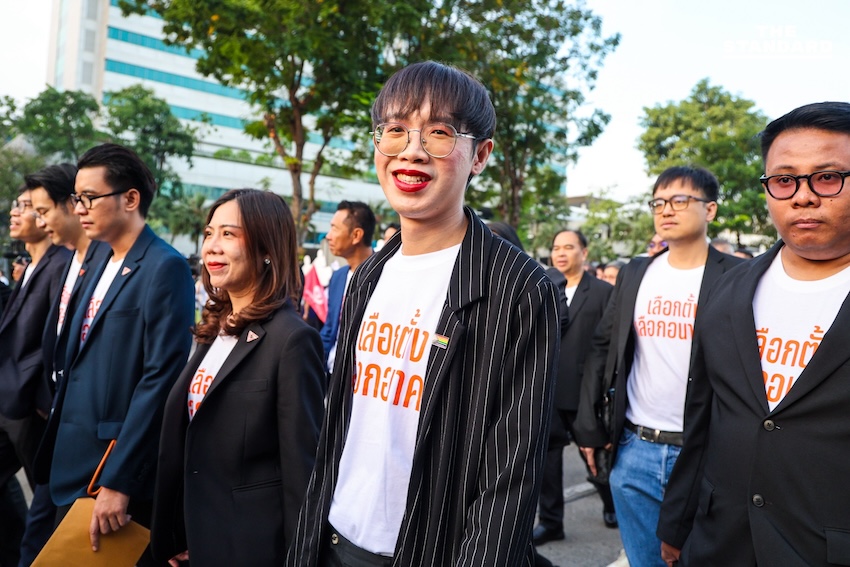 พรรคประชาชน เข้าสมัคร สส.บัญชีรายชื่อ ‘ณัฐพงษ์’ มั่นใจกวาดที่นั่ง ย้ำจุดยืนมาตรฐานสูง ไม่จับมือพรรคสีเทา-ไม่โหวตแคนดิเดต ภท. 11