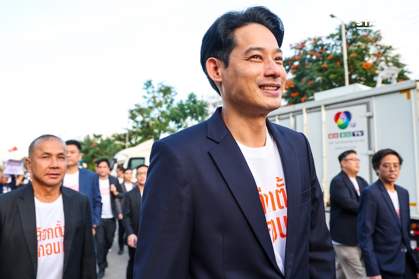 พรรคประชาชน เข้าสมัคร สส.บัญชีรายชื่อ ‘ณัฐพงษ์’ มั่นใจกวาดที่นั่ง ย้ำจุดยืนมาตรฐานสูง ไม่จับมือพรรคสีเทา-ไม่โหวตแคนดิเดต ภท. 13