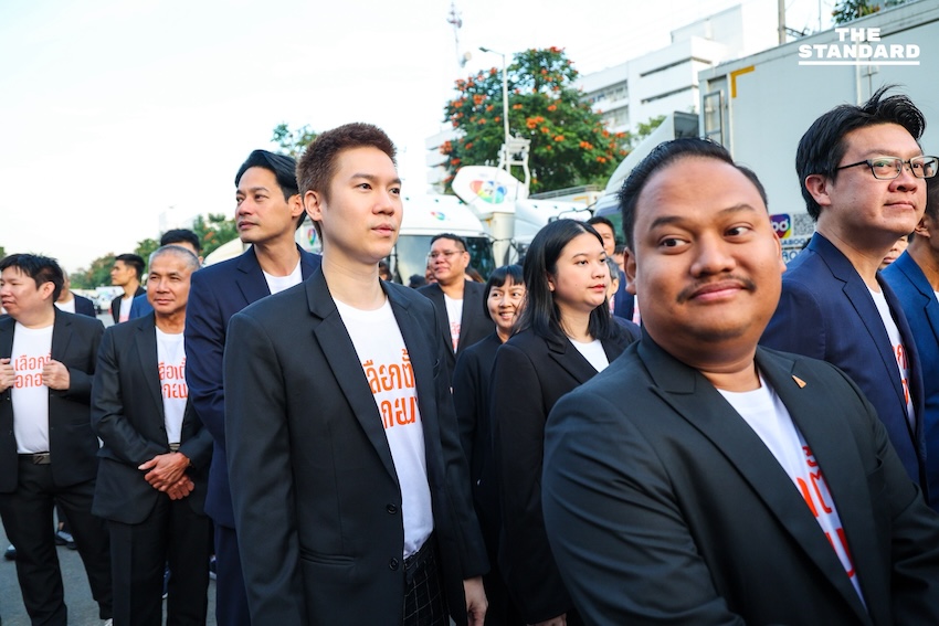 พรรคประชาชน เข้าสมัคร สส.บัญชีรายชื่อ ‘ณัฐพงษ์’ มั่นใจกวาดที่นั่ง ย้ำจุดยืนมาตรฐานสูง ไม่จับมือพรรคสีเทา-ไม่โหวตแคนดิเดต ภท. 14