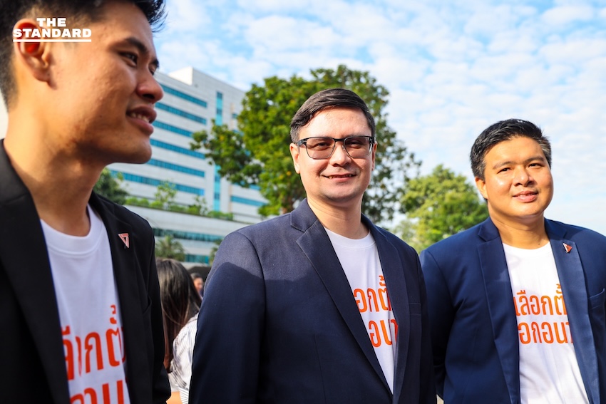 พรรคประชาชน เข้าสมัคร สส.บัญชีรายชื่อ ‘ณัฐพงษ์’ มั่นใจกวาดที่นั่ง ย้ำจุดยืนมาตรฐานสูง ไม่จับมือพรรคสีเทา-ไม่โหวตแคนดิเดต ภท. 15