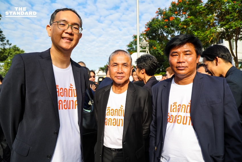 พรรคประชาชน เข้าสมัคร สส.บัญชีรายชื่อ ‘ณัฐพงษ์’ มั่นใจกวาดที่นั่ง ย้ำจุดยืนมาตรฐานสูง ไม่จับมือพรรคสีเทา-ไม่โหวตแคนดิเดต ภท. 16