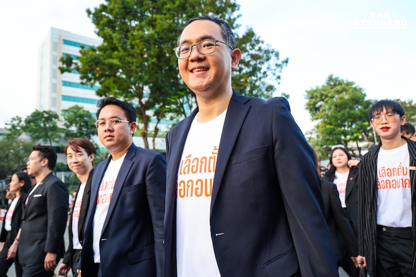 พรรคประชาชน เข้าสมัคร สส.บัญชีรายชื่อ ‘ณัฐพงษ์’ มั่นใจกวาดที่นั่ง ย้ำจุดยืนมาตรฐานสูง ไม่จับมือพรรคสีเทา-ไม่โหวตแคนดิเดต ภท. 5