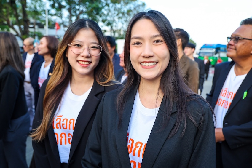 พรรคประชาชน เข้าสมัคร สส.บัญชีรายชื่อ ‘ณัฐพงษ์’ มั่นใจกวาดที่นั่ง ย้ำจุดยืนมาตรฐานสูง ไม่จับมือพรรคสีเทา-ไม่โหวตแคนดิเดต ภท. 6