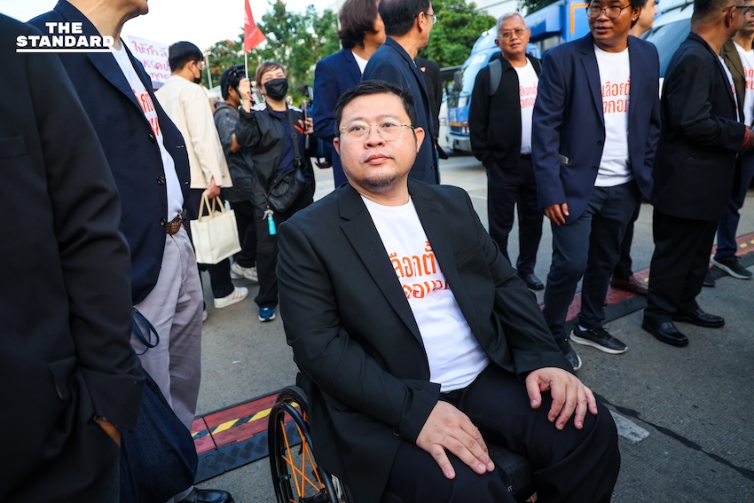 พรรคประชาชน เข้าสมัคร สส.บัญชีรายชื่อ ‘ณัฐพงษ์’ มั่นใจกวาดที่นั่ง ย้ำจุดยืนมาตรฐานสูง ไม่จับมือพรรคสีเทา-ไม่โหวตแคนดิเดต ภท. 9