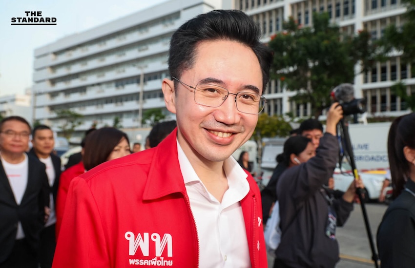 เพื่อไทย นั่งรถเมล์ไฟฟ้าเข้าสมัครปาร์ตี้ลิสต์ ‘ยศชนัน’ ขอโอกาสสานต่องานให้จบ ด้าน จุลพันธ์ ย้ำบทเรียนรัฐบาลที่แล้ว พรรคร่วมต้องทำงานสอดประสานกัน 1