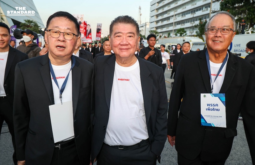 เพื่อไทย นั่งรถเมล์ไฟฟ้าเข้าสมัครปาร์ตี้ลิสต์ ‘ยศชนัน’ ขอโอกาสสานต่องานให้จบ ด้าน จุลพันธ์ ย้ำบทเรียนรัฐบาลที่แล้ว พรรคร่วมต้องทำงานสอดประสานกัน 3