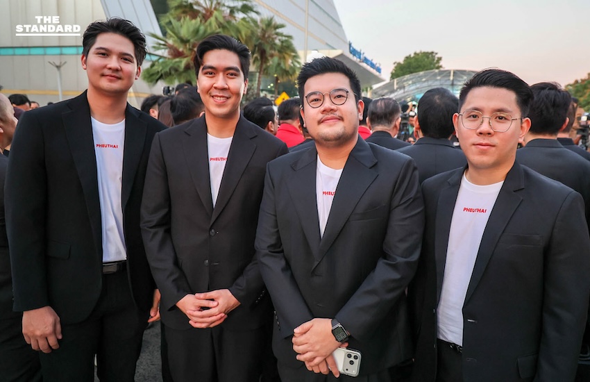 เพื่อไทย นั่งรถเมล์ไฟฟ้าเข้าสมัครปาร์ตี้ลิสต์ ‘ยศชนัน’ ขอโอกาสสานต่องานให้จบ ด้าน จุลพันธ์ ย้ำบทเรียนรัฐบาลที่แล้ว พรรคร่วมต้องทำงานสอดประสานกัน 4