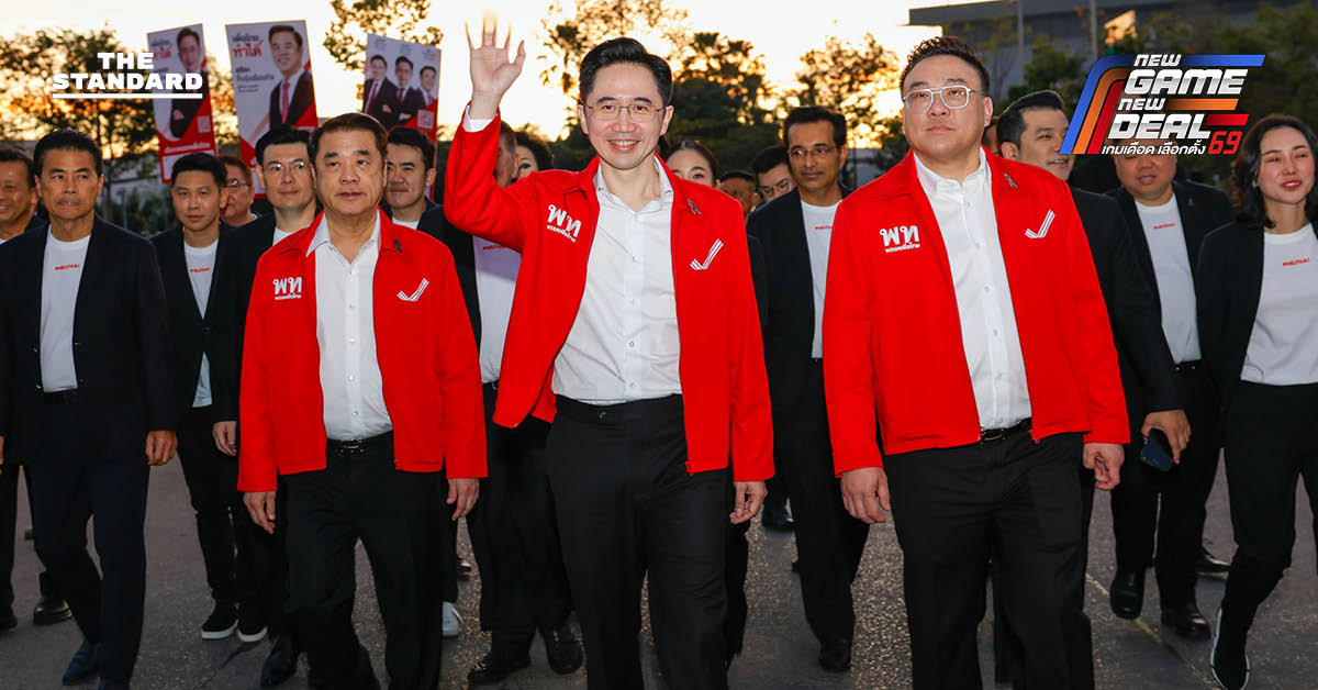 เพื่อไทย นั่งรถเมล์ไฟฟ้าเข้าสมัครปาร์ตี้ลิสต์ ‘ยศชนัน’ ขอโอกาสสานต่องานให้จบ ด้าน จุลพันธ์ ย้ำบทเรียนรัฐบาลที่แล้ว พรรคร่วมต้องทำงานสอดประสานกัน