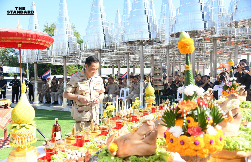 นายกฯ ร่วมพิธีพระบรมราชานุสาวรีย์รัชกาลที่ 1 ที่ บุรีรัมย์ มูหนัก ปิดทองใต้ร่มฉัตรเสาที่ 37 เลขภูมิใจไทย เนวินยื่นส้มให้กิน บอกจะได้กล้วยๆ 1