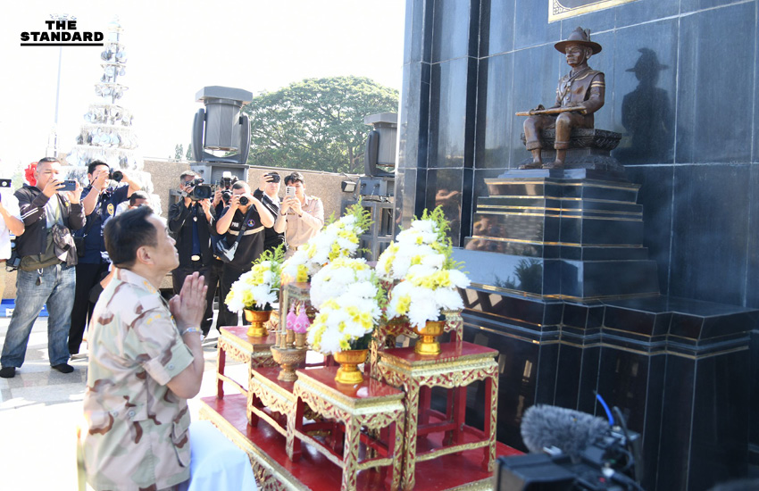 นายกฯ ร่วมพิธีพระบรมราชานุสาวรีย์รัชกาลที่ 1 ที่ บุรีรัมย์ มูหนัก ปิดทองใต้ร่มฉัตรเสาที่ 37 เลขภูมิใจไทย เนวินยื่นส้มให้กิน บอกจะได้กล้วยๆ 3