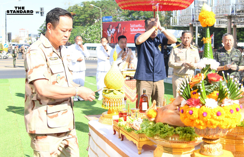 นายกฯ ร่วมพิธีพระบรมราชานุสาวรีย์รัชกาลที่ 1 ที่ บุรีรัมย์ มูหนัก ปิดทองใต้ร่มฉัตรเสาที่ 37 เลขภูมิใจไทย เนวินยื่นส้มให้กิน บอกจะได้กล้วยๆ 4
