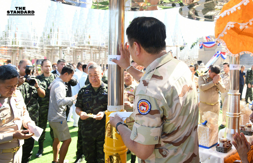 นายกฯ ร่วมพิธีพระบรมราชานุสาวรีย์รัชกาลที่ 1 ที่ บุรีรัมย์ มูหนัก ปิดทองใต้ร่มฉัตรเสาที่ 37 เลขภูมิใจไทย เนวินยื่นส้มให้กิน บอกจะได้กล้วยๆ 5
