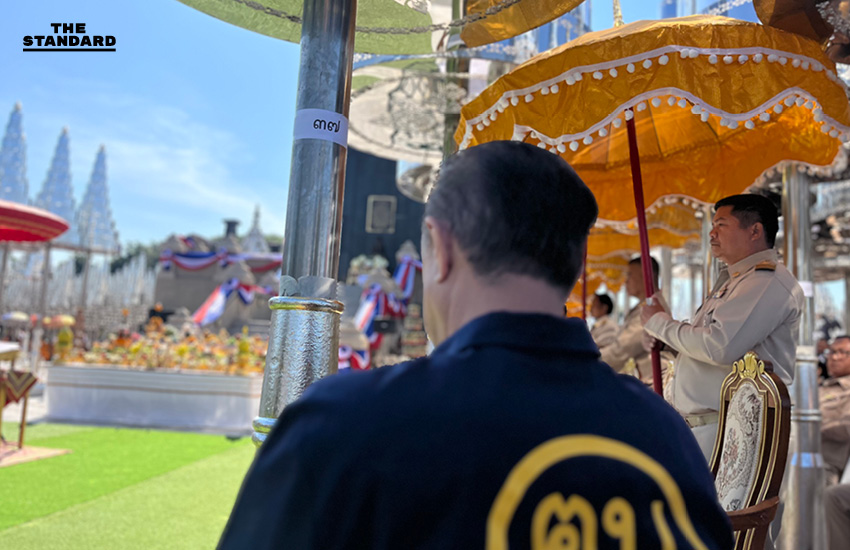 นายกฯ ร่วมพิธีพระบรมราชานุสาวรีย์รัชกาลที่ 1 ที่ บุรีรัมย์ มูหนัก ปิดทองใต้ร่มฉัตรเสาที่ 37 เลขภูมิใจไทย เนวินยื่นส้มให้กิน บอกจะได้กล้วยๆ 6