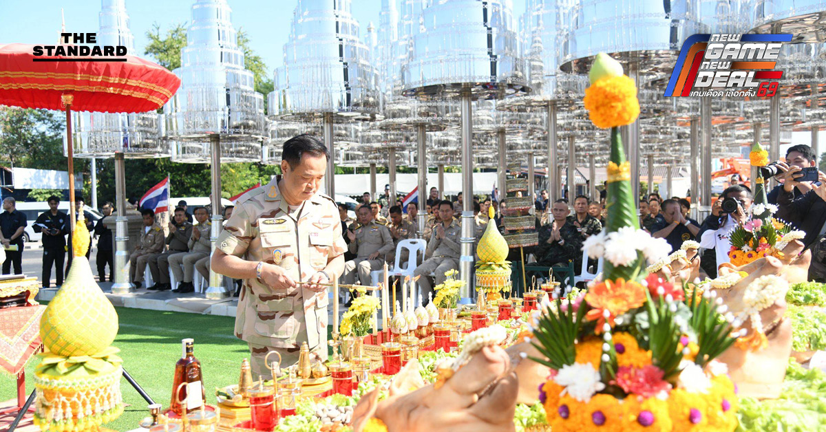 นายกฯ ร่วมพิธีพระบรมราชานุสาวรีย์รัชกาลที่ 1 ที่ บุรีรัมย์ มูหนัก ปิดทองใต้ร่มฉัตรเสาที่ 37 เลขภูมิใจไทย เนวินยื่นส้มให้กิน บอกจะได้กล้วยๆ