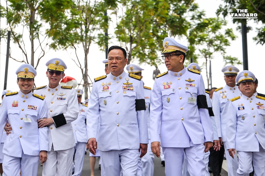 นายกฯ-ครม. วางพานพุ่มถวายสักการะ ในหลวง ร. 9 เนื่องใน วันพ่อแห่งชาติ 12