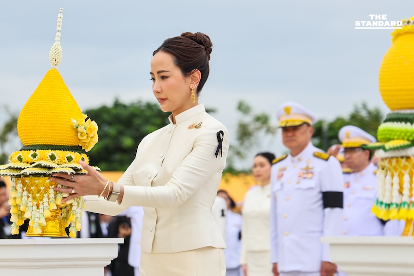 นายกฯ-ครม. วางพานพุ่มถวายสักการะ ในหลวง ร. 9 เนื่องใน วันพ่อแห่งชาติ 13