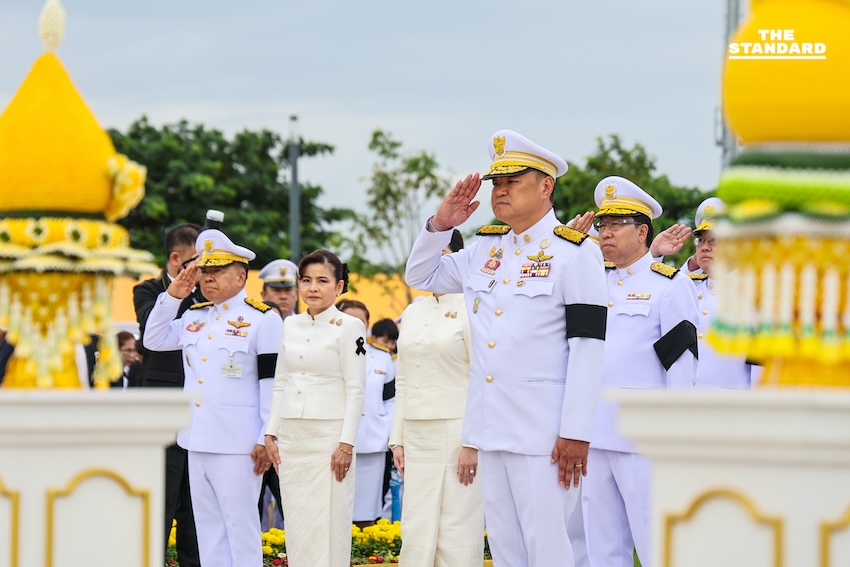 นายกฯ-ครม. วางพานพุ่มถวายสักการะ ในหลวง ร. 9 เนื่องใน วันพ่อแห่งชาติ 2