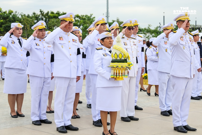 นายกฯ-ครม. วางพานพุ่มถวายสักการะ ในหลวง ร. 9 เนื่องใน วันพ่อแห่งชาติ 4