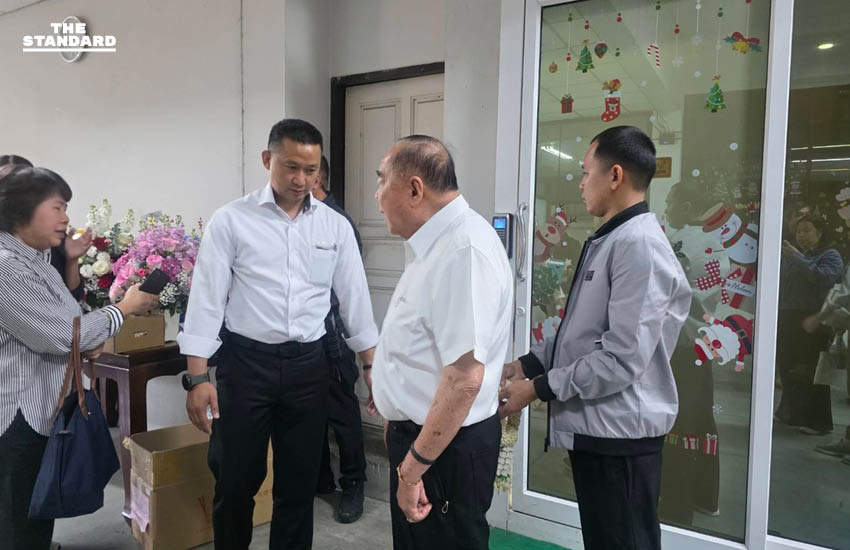 พล.อ.ประวิตร เปิดบ้านป่ารอยต่อฯ รับพรปีใหม่ ระบุ อายุ 80 พอแล้ว ส่อวางมือการเมือง ท่ามกลางอดีตบิ๊กทหารตบเท้าให้กำลังใจ 2