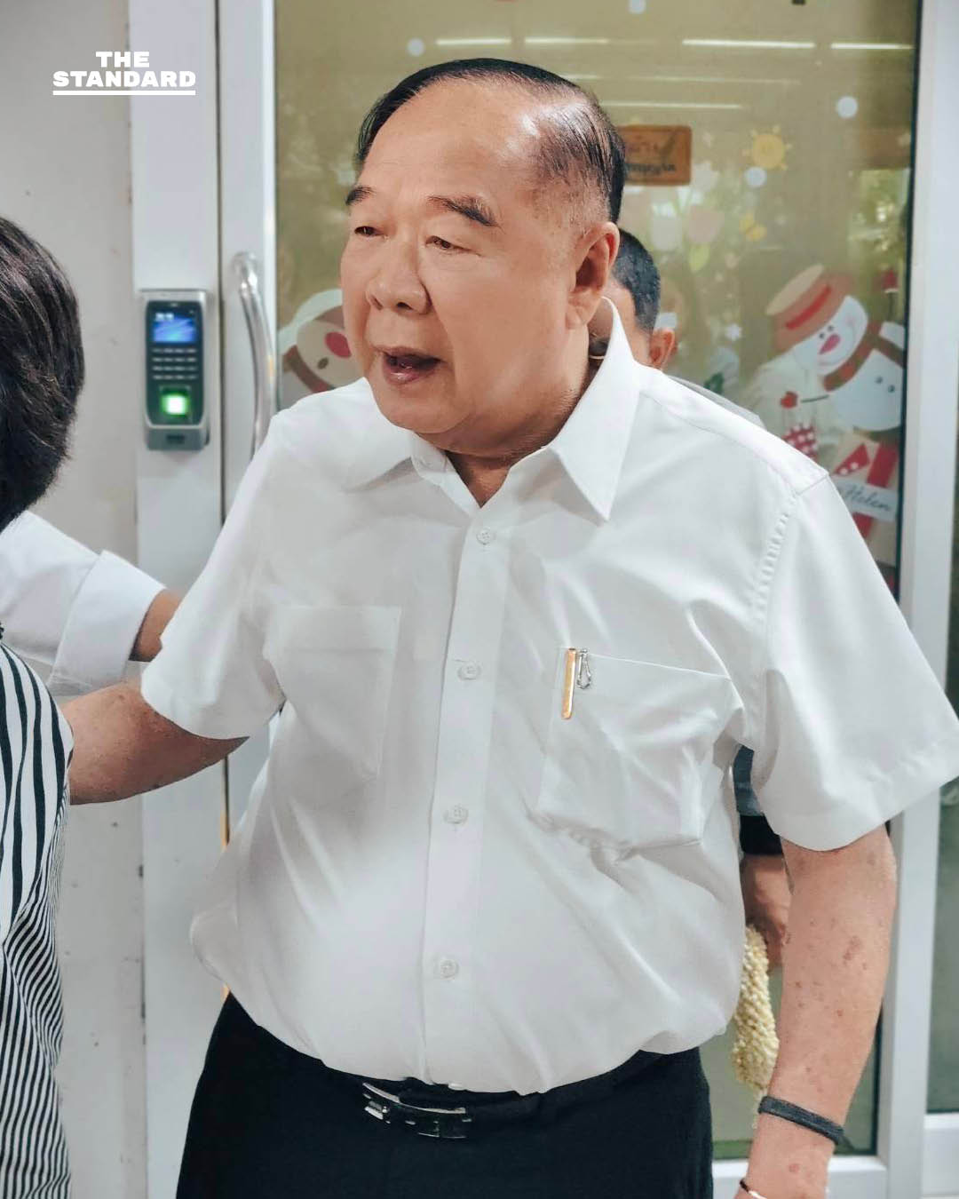 พล.อ.ประวิตร เปิดบ้านป่ารอยต่อฯ รับพรปีใหม่ ระบุ อายุ 80 พอแล้ว ส่อวางมือการเมือง ท่ามกลางอดีตบิ๊กทหารตบเท้าให้กำลังใจ 3