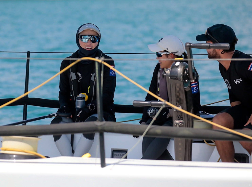 พระราชินีทรงนำทีมเรือใบ ‘วายุ’ เข้าเส้นชัยอันดับ 1 ในเรซที่ 2 ศึก ภูเก็ตคิงส์คัพรีกัตต้า ครั้งที่ 37 5