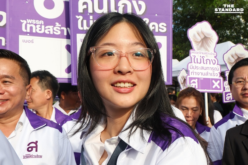 ไทยสร้างไทย ยกทัพผู้สมัคร สส. บัญชีรายชื่อ ยื่นใบสมัคร ‘จินนี่ - ยศสุดา’ ไม่หวั่นเรื่องหมายเลข มั่นใจนโยบายดูแลตั้งแต่เกิดจนแก่ ตอบโจทย์ประชาชน 1