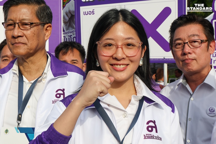 ไทยสร้างไทย ยกทัพผู้สมัคร สส. บัญชีรายชื่อ ยื่นใบสมัคร ‘จินนี่ - ยศสุดา’ ไม่หวั่นเรื่องหมายเลข มั่นใจนโยบายดูแลตั้งแต่เกิดจนแก่ ตอบโจทย์ประชาชน 4