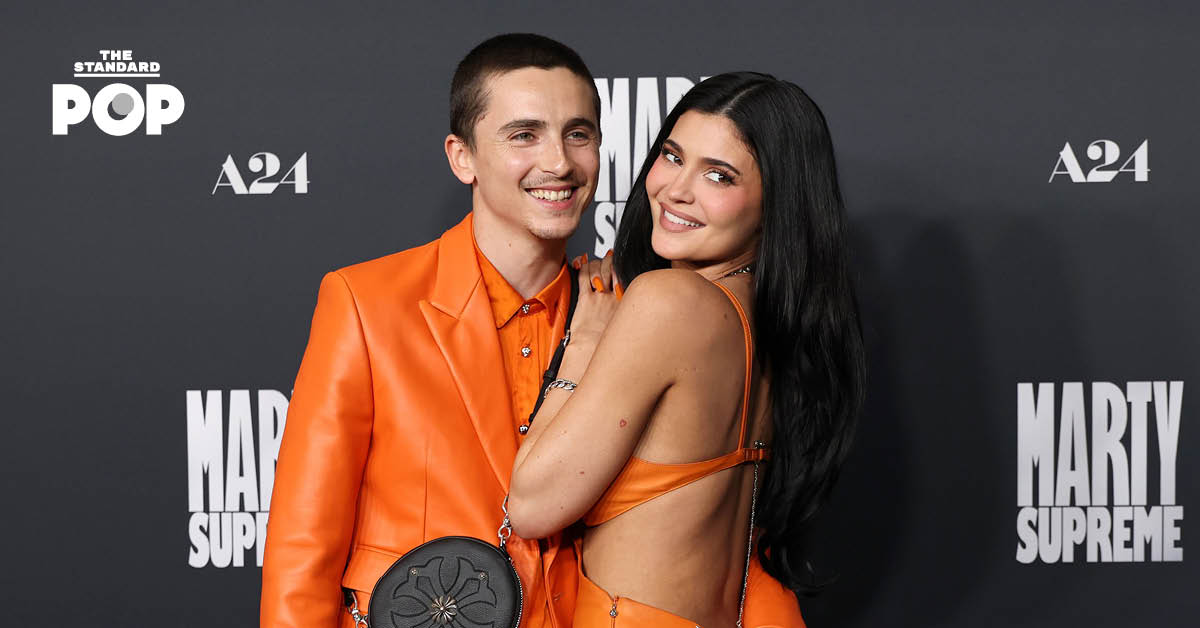 Timothée Chalamet และ Kylie Jenner ไปร่วมพรีเมียร์หนัง Marty Supreme ในลุคคู่ของ Chrome Hearts